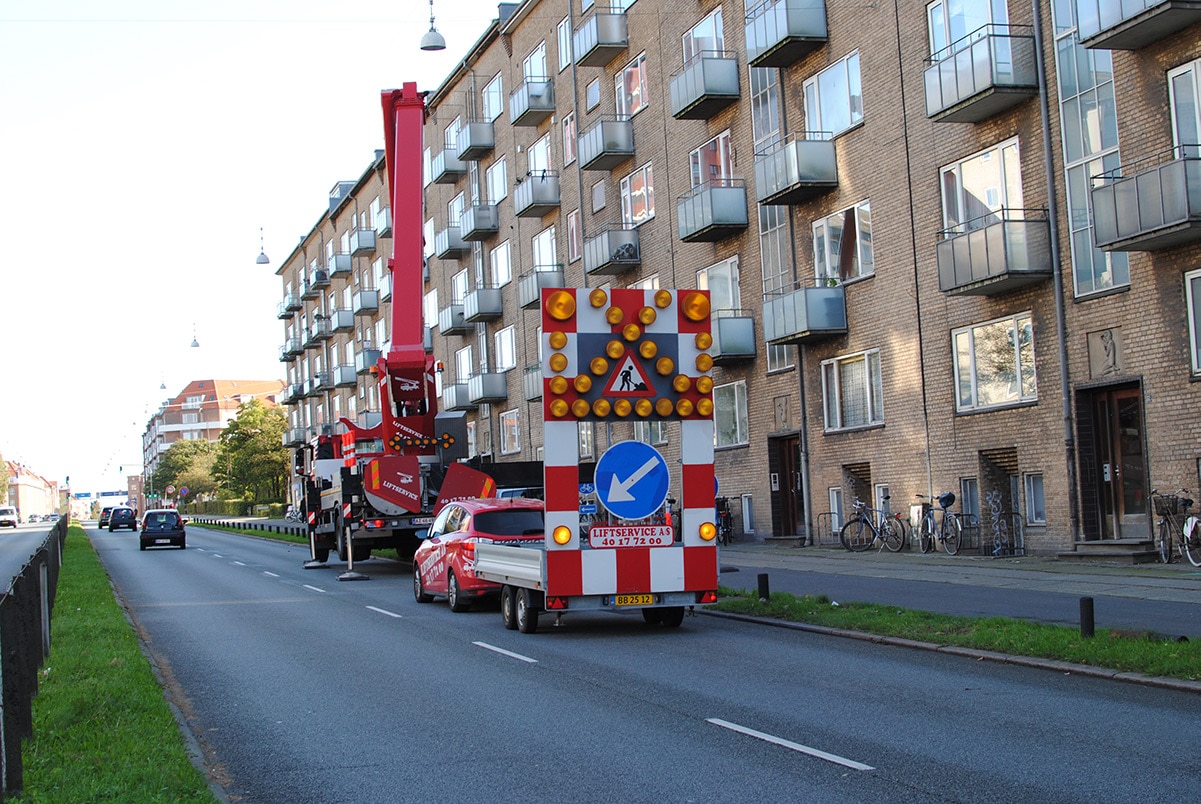 Liftservice lastbillift med afspærring og skiltning på vej